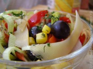 салат с кукурузой