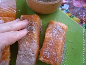 солим семгу, втираем смесь солим семгу, втираем смесь