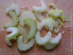 яичница с мини-кукурузой, сельдерей яичница с мини-кукурузой, сельдерей