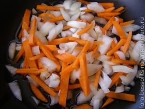 борщ с салом и чесноком, жарим овощи борщ с салом и чесноком, жарим овощи