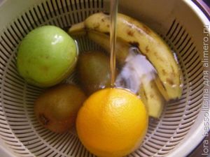 фруктовый шашлык, моем под краном фруктовый шашлык, моем под краном
