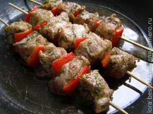 Шашлычки свиные с мандариновым соусом, жарим Шашлычки свиные с мандариновым соусом, жарим