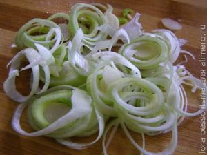 салат с икрой бычка, лук порей салат с икрой бычка, лук порей