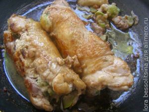куриные рулетики с сельдереем, жарим куриные рулетики с сельдереем, жарим