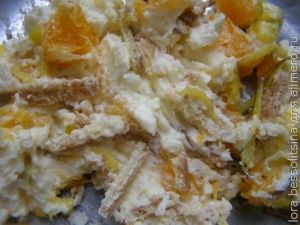 творожно-фруктовые конфетки, вафли в миске творожно-фруктовые конфетки, вафли в миске