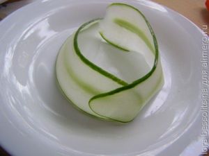 салат с грядки, слайсы на тарелке салат с грядки, слайсы на тарелке