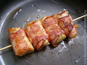шашлычок в беконе, жарятся шашлычок в беконе, жарятся