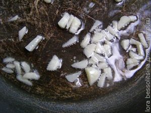 макароны с сельдереем, чеснок жарится макароны с сельдереем, чеснок жарится