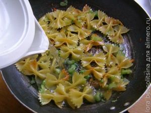 макароны с сельдереем, кипятком зальем макароны с сельдереем, кипятком зальем