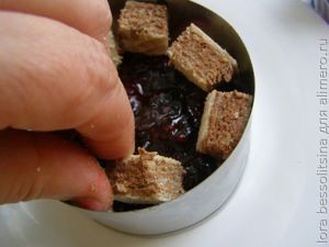 десерт с черной смородиной, вафля в форме десерт с черной смородиной, вафля в форме