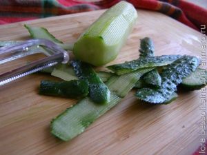лосось с огурцом, чистка огурца лосось с огурцом, чистка огурца