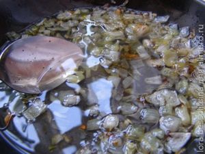 лосось с огурцом, чеснок и лук жарим лосось с огурцом, чеснок и лук жарим