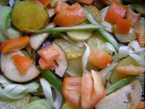 картошка с овощами, овощи жарятся картошка с овощами, овощи жарятся