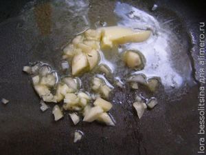 спагетти с лисичками, жарим чеснок спагетти с лисичками, жарим чеснок