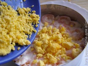 салат с морепродуктами, желтки салат с морепродуктами, желтки