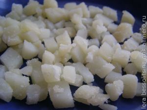салат с морепродуктами, картошка нарезана салат с морепродуктами, картошка нарезана