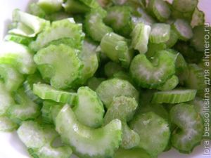 жареная курица с овощами, сельдерей жареная курица с овощами, сельдерей