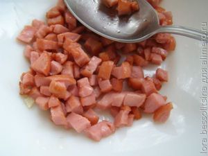 теплый салат с лисичками, сосиска жареная теплый салат с лисичками, сосиска жареная