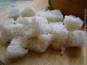 теплый салат с лисичками, батон резан теплый салат с лисичками, батон резан