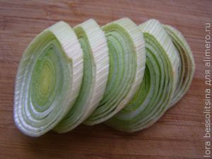 яичница овощная, лук порей яичница овощная, лук порей