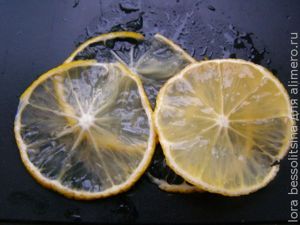 карп с овощами, слайсы лимона карп с овощами, слайсы лимона