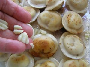 жареные пельмени, чеснок жареные пельмени, чеснок