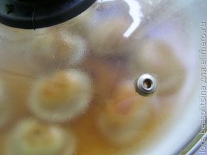 жареные пельмени, под крышкой жареные пельмени, под крышкой