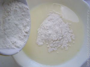 оладьи на кефире, муку кладем в кефир оладьи на кефире, муку кладем в кефир