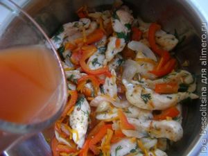 гуляш из курицы, льем томатный сок гуляш из курицы, льем томатный сок