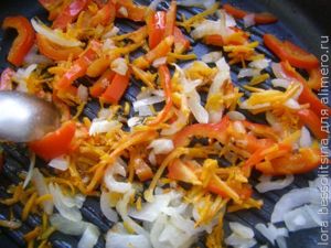 гуляш из курицы, овощи жарим гуляш из курицы, овощи жарим