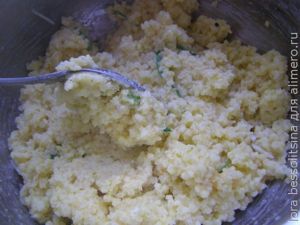 мамалыга, размешаем лук порей и чеснок мамалыга, размешаем лук порей и чеснок