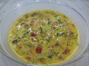 Омлет с овощами, варенный в кульке