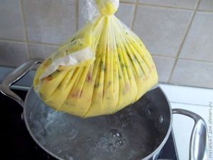 Омлет с овощами, варенный в кульке