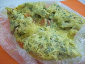 Омлет с овощами, варенный в кульке