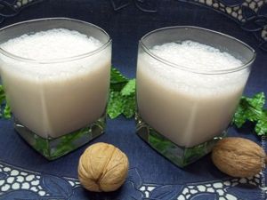 Молочный коктейль с коньяком и корицей