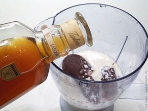 Молочный коктейль с коньяком и корицей