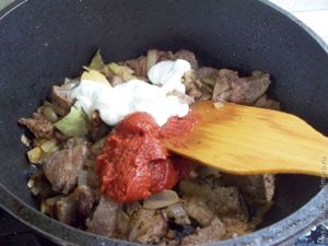Гуляш или просто тушеное мясо в томате