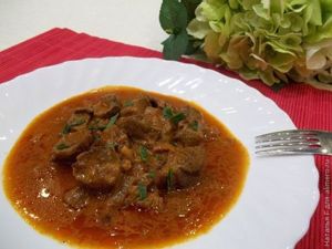 Гуляш или просто тушеное мясо в томате