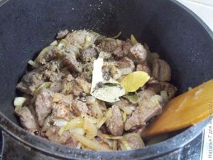 Гуляш или просто тушеное мясо в томате
