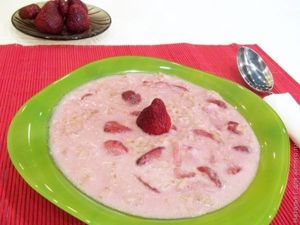 Овсяная каша с клубникой