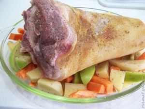 Свиная ножка, запеченная с овощами
