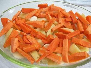 Свиная ножка, запеченная с овощами