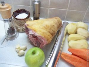 Свиная ножка, запеченная с овощами