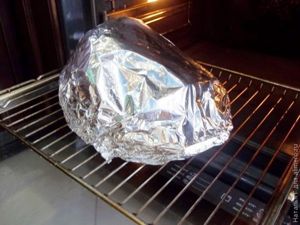 Свиная ножка, запеченная с овощами