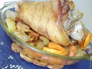 Свиная ножка, запеченная с овощами