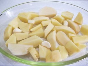 Свиная ножка, запеченная с овощами