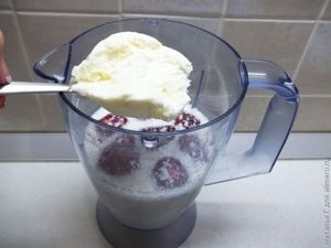 Желе с клубникой и мороженным