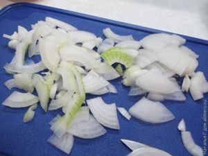Пицца с ветчиной, помидорами и оливками