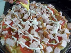 Пицца с ветчиной, помидорами и оливками