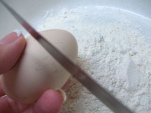 Пицца с ветчиной, помидорами и оливками